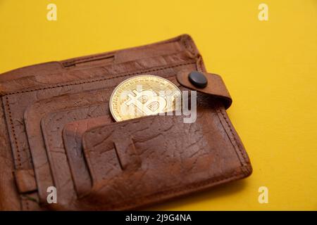 Portafoglio ricurreency Crypto marrone in pelle con moneta in oro bitcoin. Concetto di finanza digitale Foto Stock