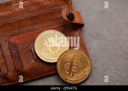 Portafoglio ricurreency Crypto marrone in pelle con moneta in oro bitcoin. Concetto di finanza digitale Foto Stock