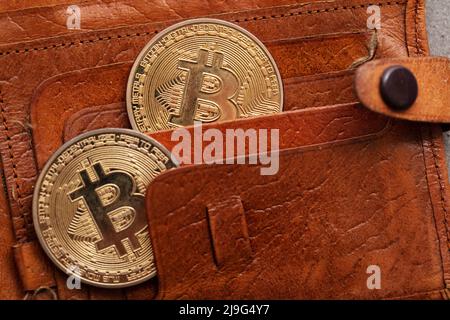 Portafoglio ricurreency Crypto marrone in pelle con moneta in oro bitcoin. Concetto di finanza digitale Foto Stock