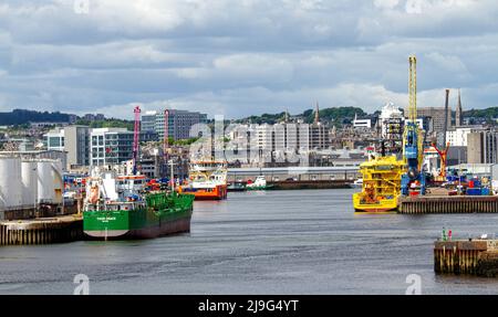 La nave Thun Grace (verde) e la nave World Pearl (gialla) sono entrambe ormeggiate nel porto di Aberdeen, in Aberdeenshire, Scozia Foto Stock