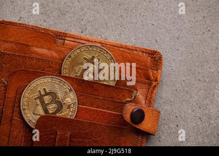 Portafoglio ricurreency Crypto marrone in pelle con moneta in oro bitcoin. Concetto di finanza digitale Foto Stock