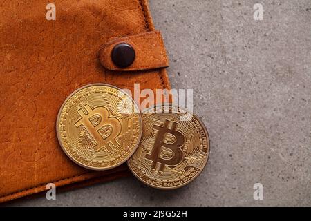 Portafoglio ricurreency Crypto marrone in pelle con moneta in oro bitcoin. Concetto di finanza digitale Foto Stock