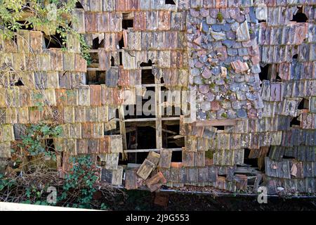 tetto di tegole giallo-rosso rotto dopo una tempesta pesante, buchi grandi nell'edificio, adatto per composizioni fotografiche, edy in fondo alla foto, senza Foto Stock