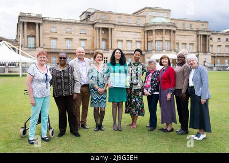 RITRASMISSIONE DELL'ORTOGRAFIA DEL NOME A JOHN YSTUMLLYN. Zehra Zaidi (centro), fondatore della campagna We Too Built Britain, con rappresentanti delle comunità di giardinaggio, nei giardini di Buckingham Palace, dopo aver presentato Claire Midgely-Adam, il vice direttore dei giardini della regina, con un John Ystumllyn è cresciuto per essere piantato. La rosa di John Ystumllyn è la prima rosa che prende il nome da qualcuno di una minoranza etnica nel Regno Unito. Data foto: Lunedì 23 maggio 2022. Foto Stock