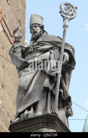 Bologna, Italia. Statua di San Petronio di Gabriele Brunelli (17th sec.), in Piazza di porta Ravegnana. Foto Stock