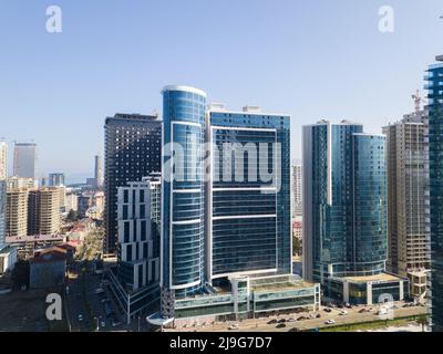 Batumi, Georgia - Febbraio 17 2022: Vista del paesaggio moderno della città, edifici, alberghi in una giornata di sole Foto Stock