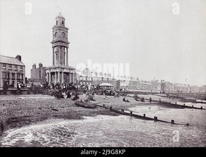 Herne Bay, Kent, Inghilterra, che mostra la passeggiata e la torre dell'orologio nel 19th secolo. Da tutta la costa, un Album di immagini da fotografie dei principali luoghi di interesse del mare in Gran Bretagna e Irlanda pubblicato Londra, 1895, da George Newnes Limited. Foto Stock