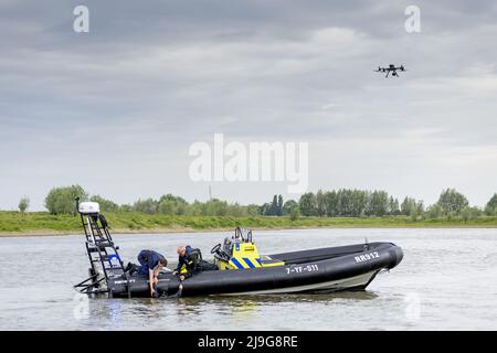 2022-05-23 15:06:51 NIJMEGEN - durante l'esercizio in cui una nave si è scontrata con il Waal, Rijkswaterstaat utilizza automaticamente i droni per visualizzare questo incidente per i controllori del traffico. ANP ROBIN VAN LONKHUIJSEN olanda OUT - belgio OUT Foto Stock