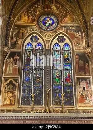 Bologna, Italia. Affreschi e finestre policrome nella Cappella dei Magi all'interno della famosa Chiesa di S. Petronio. Foto Stock