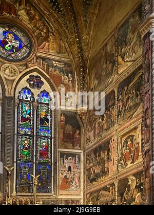 Chiesa di S. Petronio, Bologna, Italia. La Cappella dei Magi, con finestre policrome e affreschi raffiguranti il viaggio dei saggi. Foto Stock