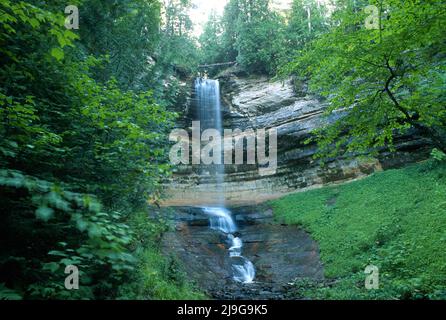 Munising Falls of Munising, Michigan a metà estate è creato il mio Munising Creek e una breve escursione fuori Sand Point Road vicino Pictured Rocks. Foto Stock