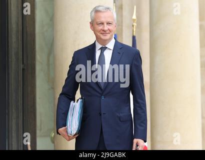 (220523) -- PARIGI, 23 maggio 2022 (Xinhua) -- il ministro francese dell'Economia e delle Finanze Bruno le Maire arriva per la prima riunione settimanale del gabinetto del nuovo gabinetto presso l'Elysee Presidential Palace di Parigi, Francia, il 23 maggio 2022. Il presidente francese Emmanuel Macron ha nominato venerdì ministri per il nuovo governo del paese. In totale il nuovo governo ha 27 membri con 17 ministeri, sei delegati ministeri e quattro segretari di stato. Foto Stock