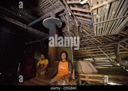 Ritratto di Umbu Tiu, un villager, insieme a sua moglie all'interno della loro casa tradizionale nel villaggio tradizionale di Praijing a Tebara, Waikabubak, West Sumba, East Nusa Tenggara, Indonesia. Foto Stock