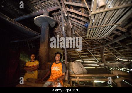 Ritratto di Umbu Tiu, un villager, insieme a sua moglie all'interno della loro casa tradizionale nel villaggio tradizionale di Praijing a Tebara, Waikabubak, West Sumba, East Nusa Tenggara, Indonesia. Foto Stock