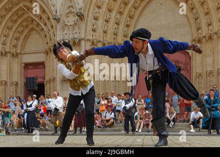 LIONE, FRANCIA, 22 maggio 2022 : spettacoli di lotte di spada e balli medievali in costume si svolgono a Vieux-Lyon durante la Fete de la Renaiss Foto Stock