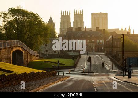 Alba nella città di York, North Yorkshire, Inghilterra. Foto Stock