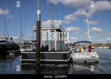 Una barca ferma per il diesel ad una stazione di rifornimento al porto di Lymington, situato sulla costa tra Southampton e Bournemouth, Inghilterra, Regno Unito Foto Stock