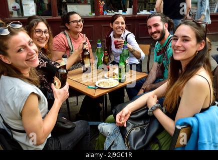 Popolare festa di strada della comunità estiva a Cotham Hill di Bristol nel 2022 con negozi che hanno bancarelle, cibo e bevande, la gente si gode dopo covi Foto Stock