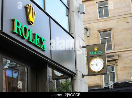 Logo registrato per Rolex, il costoso produttore di orologi di moda al di fuori di un negozio, Glasgow, Regno Unito Foto Stock
