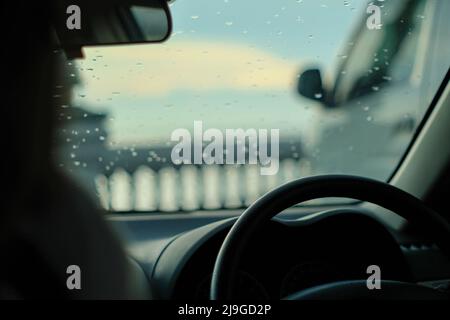 Guida dal punto di vista del conducente in caso di pioggia Foto Stock