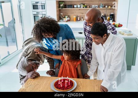 Famiglia felice che celebra il compleanno della ragazza a casa Foto Stock