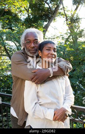 Coppia che si abbracciano in balcone Foto Stock