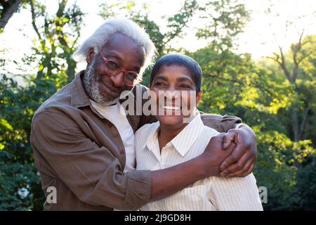 Coppia che si abbracciano in balcone Foto Stock