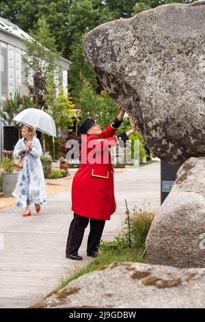 Londra, Regno Unito. 23 maggio 2022. Un pensionato di Chelsea nello stand delle sculture di Adrian Grey Stonebalancing, durante la giornata stampa del Chelsea Flower Show di RHS, al Royal Hospital Chelsea, Londra. Data foto: Lunedì 23 maggio 2022. Il credito fotografico dovrebbe essere: Matt Crossick/Empics/Alamy Live News Foto Stock