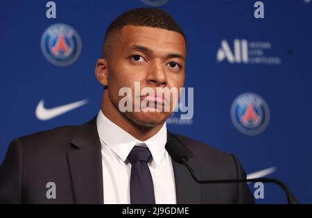 Parigi, Francia, 23/05/2022, Kylian Mbappe del PSG durante una conferenza stampa a seguito del rinnovo del suo contratto a Parigi Saint-Germain fino al 2025, il 23 maggio 2022 allo stadio Parc des Princes di Parigi, Francia - Foto Jean Catuffe / DPPI Credit: DPPI Media/Alamy Live News Foto Stock