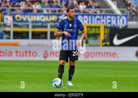 Milano, Italia. 22nd maggio 2022. Hakan Calhanoglu (20) di Inter ha visto nella serie un incontro tra Inter e Sampdoria a Giuseppe Meazza a Milano. (Photo Credit: Gonzales Photo/Alamy Live News Foto Stock