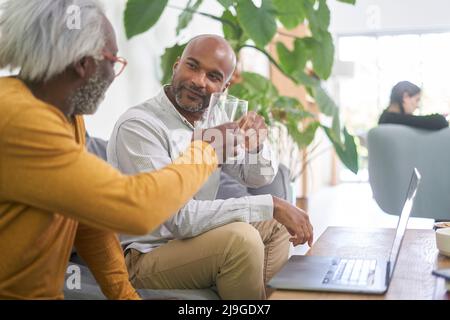 Padre e figlio la tostatura Foto Stock