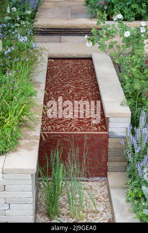 Royal Hospital, Chelsea, Londra, Regno Unito. 23 maggio 2022. Si apre alla stampa lo spettacolo dei fiori di Chelsea RHS. Show Garden 322, Morris & Co Garden progettato da Ruth Willmott, reinventando due dei motivi iconici di William Morris, Trellis (1862) e Willow Boughs (1887). Credit: Malcolm Park/Alamy Live News Foto Stock