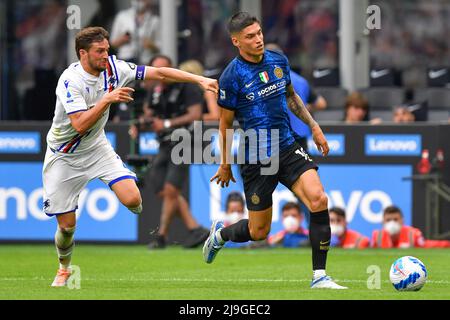 Milano, Italia. 22nd maggio 2022. Lautaro Martinez (10) di Inter e Bartosz Bereszynski (24) di Sampdoria ha visto nella serie un incontro tra Inter e Sampdoria a Giuseppe Meazza a Milano. (Photo Credit: Gonzales Photo/Alamy Live News Foto Stock