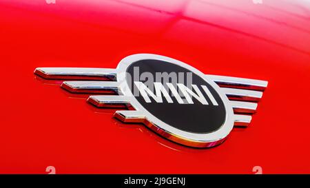 Minsk, Bielorussia - 23 maggio 2022: Vista ravvicinata del logotipo Logo segno di Mini Cooper rosso Foto Stock