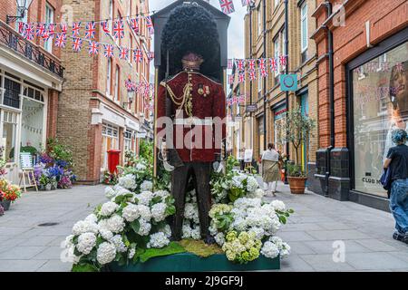 Londra UK, 23 maggio 2022. La Guardia della Regina come parte di Chelsea in mostra floreale fiorito. Quest’anno Chelsea in fiore commemorerà il Giubileo del platino della Regina e si ispirerà al tema delle “icone britanniche” e ai personaggi, simboli e emblemi di tutto il Regno Unito. L'evento annuale è prodotto da Cadogan in collaborazione con la Royal Horticultural Society (RHS. Credit. amer Ghazzal/Alamy Live News Foto Stock