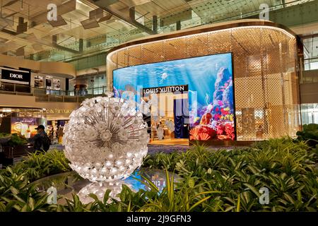 Singapore. 17th maggio 2022. La nazione insulare dell'Indonesia si apre al turismo dopo lunghi blocchi di Covid-19. Louis Vuitton Store all'Aeroporto di Changi. 5/2022 Changi Airport, Singapore. (Foto di Ted Soqui/SIPA) Credit: Sipa USA/Alamy Live News Foto Stock