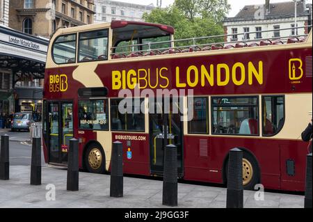 Londra, UK- 3 maggio 2022: BigBus London autobus turistico a due piani fuori dalla stazione ferroviaria Victoria di Londra Foto Stock
