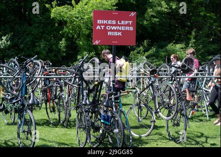Hackney, Londra. Mezza maratona; termina alle paludi di Hackney. Parco biciclette. Foto Stock