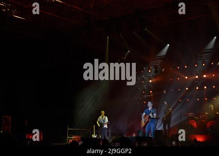 Padova (Padova, 22/05/2022) James Hillier Blount (James Blunt, 22 febbraio 1974) è un cantante, cantautore, musicista e produttore discografico inglese. Ex ufficiale di ricognizione nel reggimento Life Guards dell'esercito britannico, ha servito sotto la NATO durante la guerra del Kosovo del 1999. Dopo aver lasciato i militari, salì alla fama nel 2004 con l'uscita del suo album di debutto Back to Bedlam, ottenendo fama mondiale con i singoli 'You're Beautiful' e 'Arrivederci My Lover'. Il primo album di Blunt ha venduto più di 11 milioni di copie in tutto il mondo, tagliando la UK Albums Chart e raggiungendo il numero t. Foto Stock