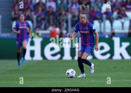 Caroline Graham Hansen del FC Barcelona controlla la palla durante la partita finale della UEFA Women's Champions League tra il FC Barcelona e l'Olympique Lyon allo Stadio Allianz il 21 maggio 2022 a Torino. Foto Stock