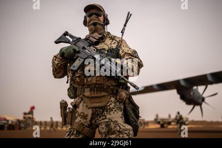 Tillia, Niger. 23rd maggio 2022. Un soldato della Bundeswehr si trova alla base di Tillia, dove LA EUTM Mali Joint Special Operations Task Force GAZELLE allena i soldati dell'esercito nigeriano. Credit: Michael Kappeler/dpa/Alamy Live News Foto Stock