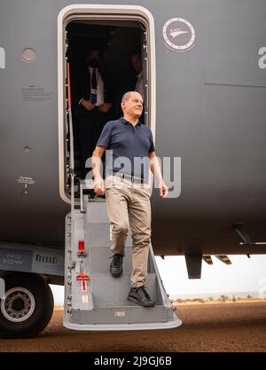 Tillia, Niger. 23rd maggio 2022. Il cancelliere tedesco OLAF Scholz (SPD), decolla un velivolo da trasporto Bundeswehr A400M a Tillia. Scholz sta visitando i soldati Bundeswehr di stanza in Niger per addestrare l'esercito nigeriano. Credit: Michael Kappeler/dpa/Alamy Live News Foto Stock