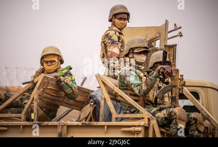 Tillia, Niger. 23rd maggio 2022. I soldati nigeriani escono dal campo di Bundeswehr a Tillia. Scholz visita i soldati Bundeswehr di stanza in Niger per addestrare l'esercito nigeriano. Credit: Michael Kappeler/dpa/Alamy Live News Foto Stock