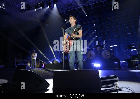 Padova (Padova, 22/05/2022) James Hillier Blount (James Blunt, 22 febbraio 1974) è un cantante, cantautore, musicista e produttore discografico inglese. Ex ufficiale di ricognizione nel reggimento Life Guards dell'esercito britannico, ha servito sotto la NATO durante la guerra del Kosovo del 1999. Dopo aver lasciato i militari, salì alla fama nel 2004 con l'uscita del suo album di debutto Back to Bedlam, ottenendo fama mondiale con i singoli 'You're Beautiful' e 'Arrivederci My Lover'. Il primo album di Blunt ha venduto più di 11 milioni di copie in tutto il mondo, tagliando la UK Albums Chart e raggiungendo il numero t. Foto Stock