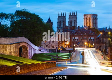 La notte cade nella città di York, Inghilterra. York Minster domina la città. Foto Stock