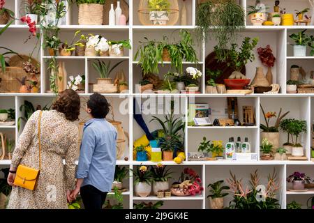 Londra, Regno Unito. 23 maggio 2022. I visitatori possono vedere gli articoli al RHS Chelsea Sustainable Garden Product of the Year stand nel Grande Padiglione alla giornata stampa del RHS Chelsea Flower Show nel parco del Royal Hospital Chelsea. Lo spettacolo si svolge fino al 28 maggio 2022. Credit: Stephen Chung / Alamy Live News Foto Stock