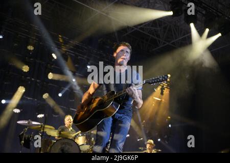 Padova (Padova, 22/05/2022) James Hillier Blount (James Blunt, 22 febbraio 1974) è un cantante, cantautore, musicista e produttore discografico inglese. Ex ufficiale di ricognizione nel reggimento Life Guards dell'esercito britannico, ha servito sotto la NATO durante la guerra del Kosovo del 1999. Dopo aver lasciato i militari, salì alla fama nel 2004 con l'uscita del suo album di debutto Back to Bedlam, ottenendo fama mondiale con i singoli 'You're Beautiful' e 'Arrivederci My Lover'. Il primo album di Blunt ha venduto più di 11 milioni di copie in tutto il mondo, tagliando la UK Albums Chart e raggiungendo il numero t. Foto Stock