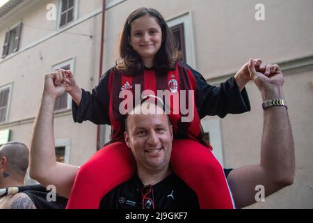 Rieti, Italia. 22nd maggio 2022. Milano vince il campionato Serie A, festeggiamenti in piazze in tutta Italia. A Rieti, caroselli e cori per celebrare lo Scudetto di Milano. Credit: Pacific Press Media Production Corp./Alamy Live News Foto Stock