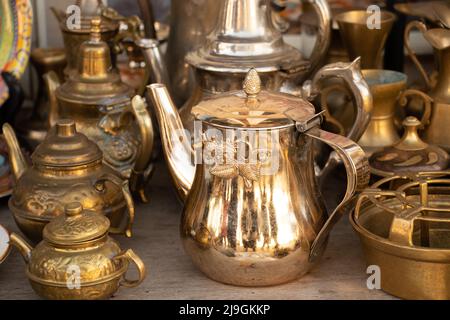 Brocche antiche in rame sulle mensole, una collezione di utensili antichi in rame, oggetti d'antiquariato Foto Stock