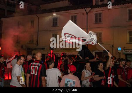 Rieti, Italia. 22nd maggio 2022. Milano vince il campionato Serie A, festeggiamenti in piazze in tutta Italia. A Rieti, caroselli e cori per celebrare lo Scudetto di Milano. Credit: Pacific Press Media Production Corp./Alamy Live News Foto Stock